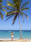 Dominicana Rebublic, Jovem mulher olhando para fora sobre praia tropical — Fotografia de Stock