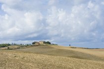 Italia, Toscana, Val d 'Orcia, Paisaje rural ondulado durante el día - foto de stock