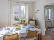 Sala da pranzo con tavolo apparecchiato festivo al chiuso — Foto stock