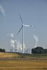 Alemanha, Renânia do Norte-Vestefália, turbina eólica em frente à central eléctrica de carvão castanho — Fotografia de Stock