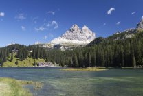 Vista de Tre Cime di Lavaredo e Lago Misurina à luz do dia, Veneto, Itália — Fotografia de Stock