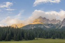 Vista panoramica sulle Alpi dolomitiche di giorno — Foto stock