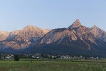 Австрія, Тіроль, Ehrwald, подання Ehrwalder Sonnenspitze і будівель на нозі — стокове фото