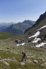 Austria, Vorarlberg, Escursioni delle donne a Grafierjoch, Schmalzberg e Valiserapitze sullo sfondo — Foto stock