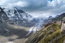 Áustria, Kaernten, Alpes, High Tauern National Park, Grossglockner, Glaciar sob nuvens — Fotografia de Stock