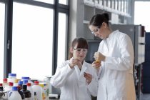 Due giovani studentesse di chimica femminile in laboratorio — Foto stock