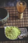 Primer plano de té matcha japonés, polvo de matcha y batidor de té sobre fondo de madera - foto de stock