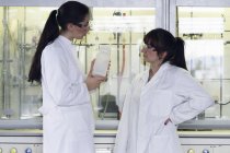 Due giovani studentesse di chimica femminile in laboratorio — Foto stock