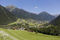 Austraia, Форарльберг, St Gallenkirch із Grappeskopf горою у фоновому режимі — стокове фото