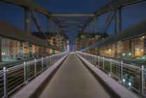 Germany, Hamburg, Kibbelsteg bridge in Speicherstadt in dusk — Stock Photo