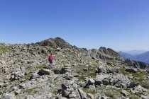 Áustria, Vorarlberg, Mulher caminhando em Gargellen Heads — Fotografia de Stock