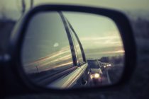 Alemanha, Mecklemburgo-Pomerânia Ocidental, Ruegen, Reflexão de carros no espelho da asa — Fotografia de Stock
