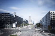 Deutschland, Hessen, Frankfurt, Kreuzung im Europaviertel mit Blick auf die Skyline — Stockfoto
