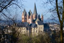 Alemania, Hesse, Limburgo, vista a la Catedral de Limburgo - foto de stock