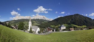 Itália, Tirol do Sul, Stern, paisagem montanhosa e igreja durante o dia — Fotografia de Stock