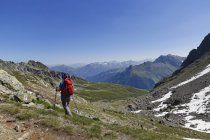 Áustria, Vorarlberg, Mulher caminhando em Grafierjoch, Schmalzberg e Valiserapitze no fundo — Fotografia de Stock