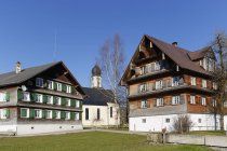 Austria, Vorarlberg, Foresta di Bregenz, Egg, Grossdorf, case e chiesa — Foto stock