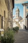 Italia, Toscana, Chiesa di San Quirico d'Orcia nella giornata di sole — Foto stock