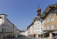 Deutschland, Bayern, Oberbayern, Bad Tölz, Altstadt tagsüber — Stockfoto