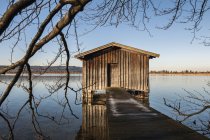 Alemania, Baviera, Alta Baviera, casa de botes en el lago Kochel - foto de stock