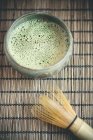 Primer plano de té matcha japonés, polvo de matcha y batidor de té sobre fondo de madera - foto de stock