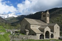 Spain,  Iglesia de San Miguel in front of the Pyrenees  during daytime — Stock Photo