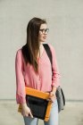 Брюнетка молода жінка з сумки, папки і цифровий планшет на відкритому повітрі — стокове фото