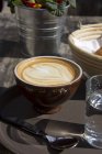 Blick auf Cappuccino-Tassen auf Holztisch — Stockfoto