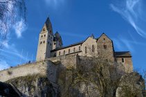 Deutschland, hessen, limburg, dietkirchen, lubentiuskirche tagsüber — Stockfoto