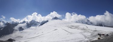 Italia, Alto Adige, Val Venosta, comprensorio sciistico al Passo dello Stelvio durante il giorno — Foto stock
