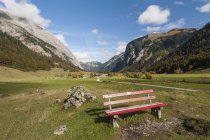 Austria, Tirol, Parque Alpino Karwendel, Banco de madera con el Engalm en el fondo - foto de stock