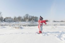 Menino se divertindo com neve — Fotografia de Stock