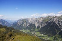 Alemanha, Vorarlberg, vale de Klostertal, Lechquellengebirge com Gamsbodenspitze, floresta na montanha de Arlberg — Fotografia de Stock