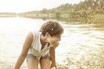 Jeune femme s'amusant à l'étang de carrière — Photo de stock
