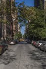 Estados Unidos, estado de Nueva York, ciudad de Nueva York, Manhattan, calle residencial en Upper West Side - foto de stock
