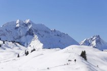 Austria, Vorarlberg, Bosque de Bregenz, Vista de las montañas de Lechquellen, Hochtannberg Pass con las montañas de Hochberg y Rothorn - foto de stock