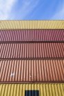 Обрезанный вид грузовых контейнеров в гавани — стоковое фото