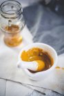 Mezcla de cúrcuma en polvo con miel para el té de cúrcuma - foto de stock