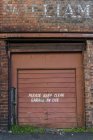 Great Britain, Scotland, Glasgow, dockland, old garage door — Stock Photo