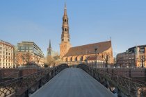 Deutschland, hamburg, altes lagerviertel, speicherstadt mit st-katherinenkirchenblick bei sonnenaufgang — Stockfoto