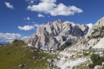 Italie, Veneto, Valparola Pass, Fanes Group, Piz dles Cunturines sous les nuages pendant la journée — Photo de stock