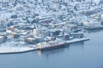 Норвегия, Тромс, Озил, Вид из Сторстхауса, судно в гавани зимой — стоковое фото