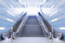 Estación de metro con escaleras y luces en interiores - foto de stock