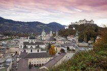 Austria, Salzburgo paisaje urbano en la hora de la puesta del sol - foto de stock