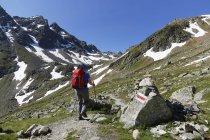 Austria, Vorarlberg, Escursioni delle donne a Grafierjoch e Schafberg — Foto stock