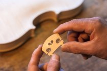Vista ravvicinata del liutaio caucasico senior al lavoro in officina — Foto stock