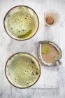 Primo piano di tè matcha giapponese, polvere di matcha e frusta di tè su sfondo di legno — Foto stock