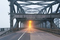 Germania, strada ponte di Amburgo nella nebbia mattutina — Foto stock