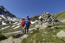 Áustria, Vorarlberg, Caminhantes em Grafierjoch e Schafberg — Fotografia de Stock