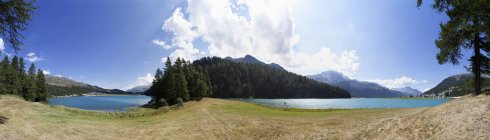 Живописный вид на озеро Сильваплана в горном массиве Сильваплана, Верхний Энгадин, Швейцария — стоковое фото